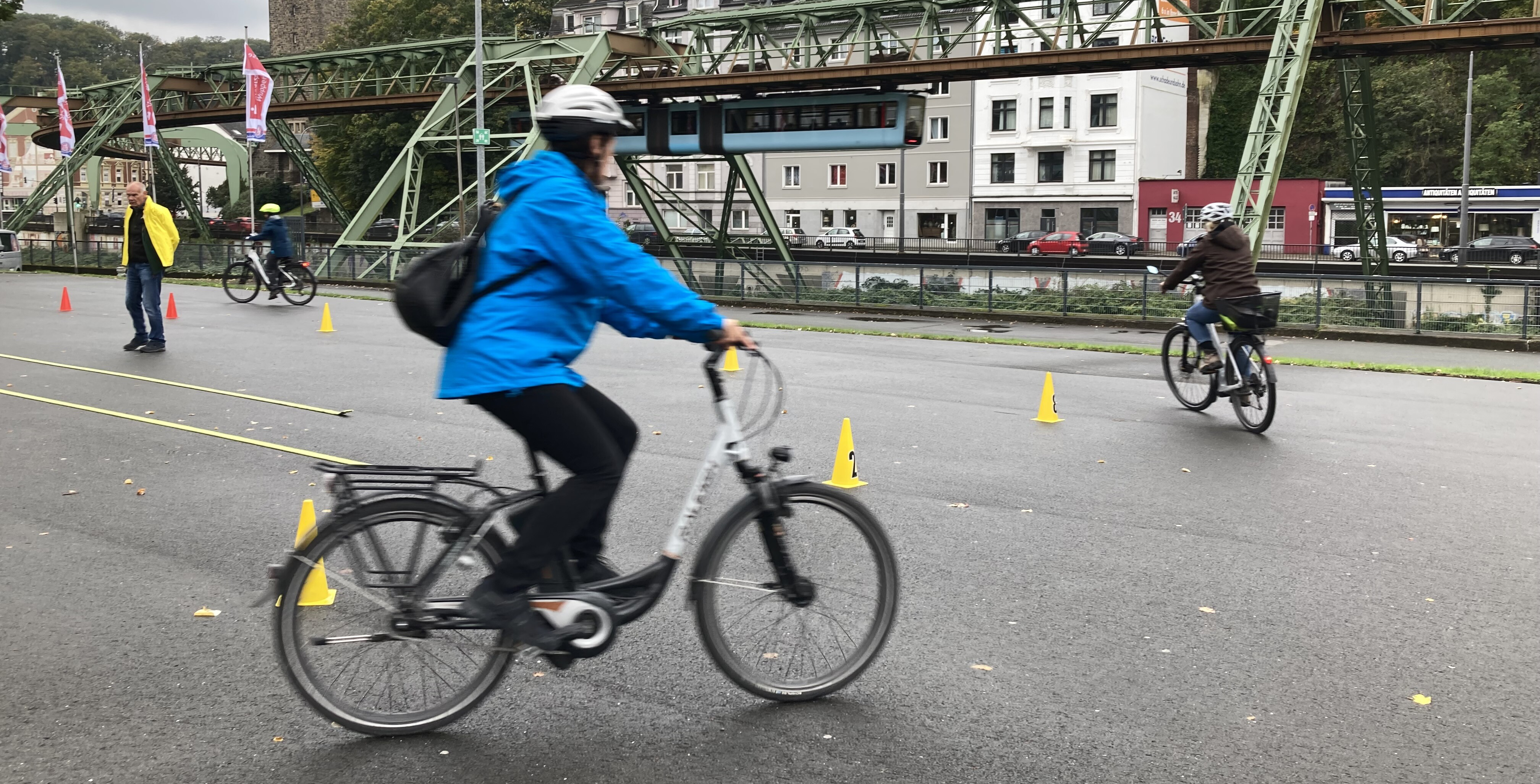 Teilnehmende beim Praxisteil des Trainings Teilnehmende beim Praxisteil des Trainings