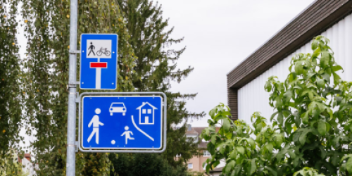 Straßenausschnitt mit Symbol für Spielstraße Straßenausschnitt mit Symbol für Spielstraße