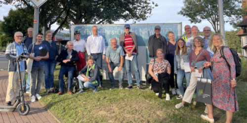 Teilnehmer des Fußverkehrs-Checks stehen zusammen auf einer Wiese Teilnehmer des Fußverkehrs-Checks stehen zusammen auf einer Wiese