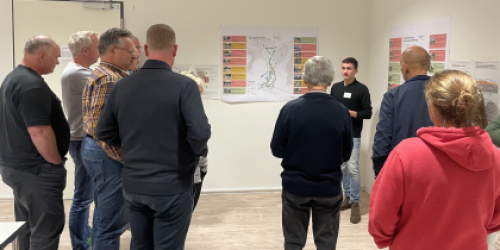 Gruppe der Teilnehmer der Fußverkehrs-Checks diskutieren Ergebnisse Gruppe der Teilnehmer der Fußverkehrs-Checks diskutieren Ergebnisse