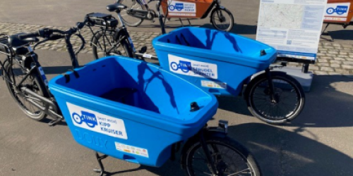 Zwei Lastenräder stehen zur Nutzung bereit. Zwei Lastenräder stehen zur Nutzung bereit.