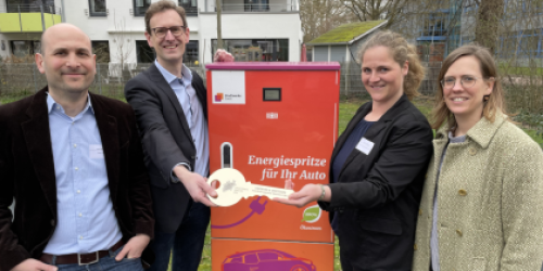 Vier Vertreter von Stadt Soest und Zukunftsnetz posieren mit einem großen Schlüssel Vier Vertreter von Stadt Soest und Zukunftsnetz posieren mit einem großen Schlüssel