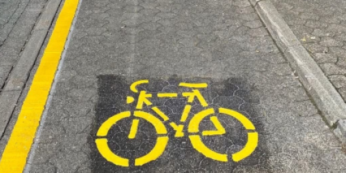 Gelb markierter Radweg rechts am Straßenrand Gelb markierter Radweg rechts am Straßenrand