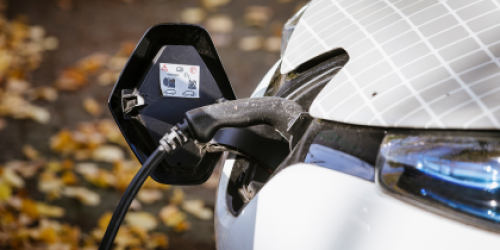 E-Auto beim Laden E-Auto beim Laden